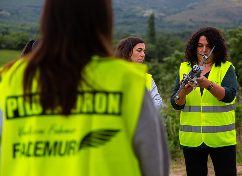 La escuela ‘FADEMUR Vuela’ reanuda en Andalucía sus cursos gratuitos de pilotaje de drones para mujeres rurales